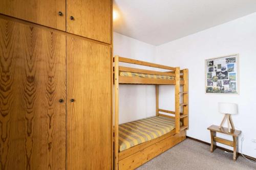 - une chambre avec 2 lits superposés et un placard dans l'établissement Résidence La Meije - 2 Pièces 6 pers - LA MEIJE - PLAGNE CENTRE MAE-5794, à Aime La Plagne