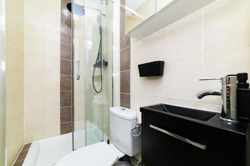 Ένα μπάνιο στο Appartement Cosy Juvisy