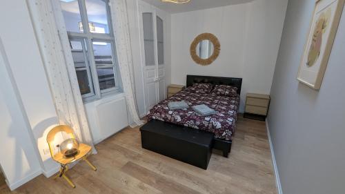 une petite chambre avec un lit et une fenêtre dans l'établissement CITADELLE - 3 chambres - 4 Lits - Centre ville - Proche Gare - WIFI - Géré par PrestaZen'Services, à Verdun-sur-Meuse