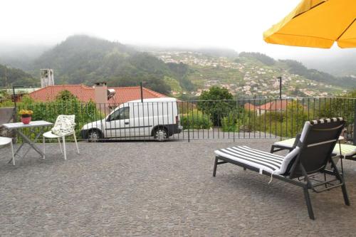 a white van parked next to a table and chairs at Sonho Paixão in São Vicente