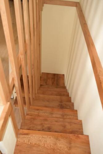 a stairway with wooden stairs in a house at Sonho Paixão in São Vicente