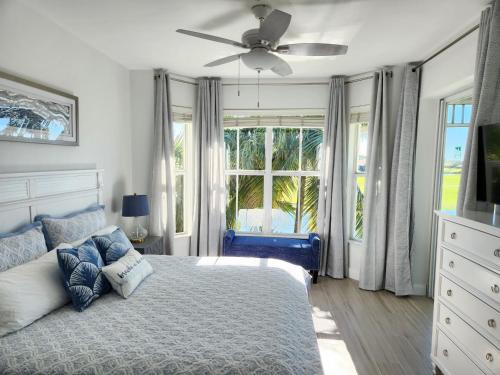 Postel nebo postele na pokoji v ubytování GreenLinks Golf View Villa Flamingo at Lely Resort