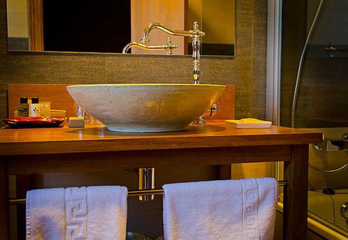 La salle de bains est pourvue d'un lavabo sur un comptoir. dans l'établissement La Casona de Abamia, à Corao