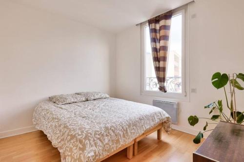 une chambre blanche avec un lit et une fenêtre dans l'établissement Appartement fonctionnel et équipé Bagneux, à Bagneux