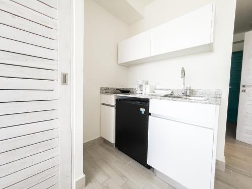 Η κουζίνα ή μικρή κουζίνα στο Ventanas del Mar by Playa Caracol Residences