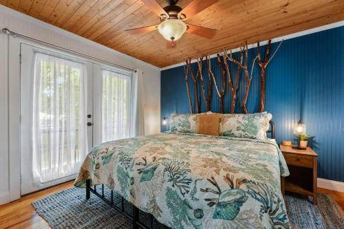 a bedroom with a bed and a ceiling fan at Bare Feet Bungalow -Close to beach & dog friendly in Gulfport