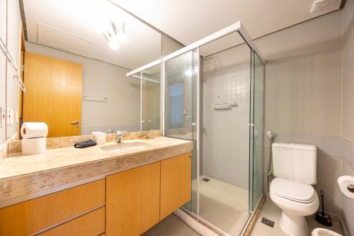 a bathroom with a toilet and a sink and a shower at STD - Anora Spaces - Stadium Alphaville in Barueri