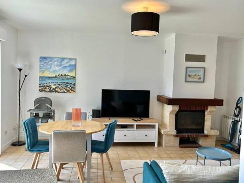 Maison Familiale, Détente au Bord de la Mer