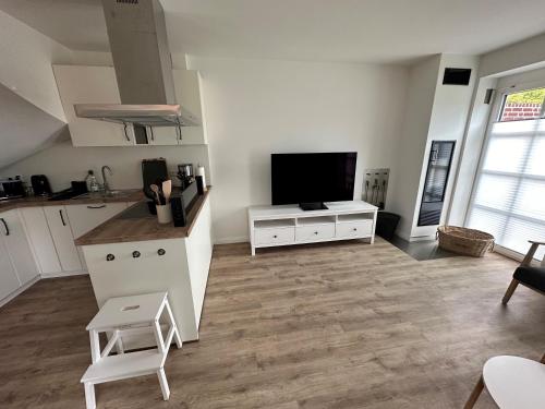 BisdorfにあるLinnebarg Hus 1のキッチン、リビングルーム(薄型テレビ付)