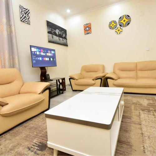 Μια τηλεόραση ή/και κέντρο ψυχαγωγίας στο ADRIEL HOMES APARTMENT NYARuTARAMA