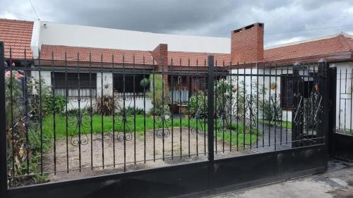 a black fence in front of a house at Chalet residencial Maroli in Mar del Plata