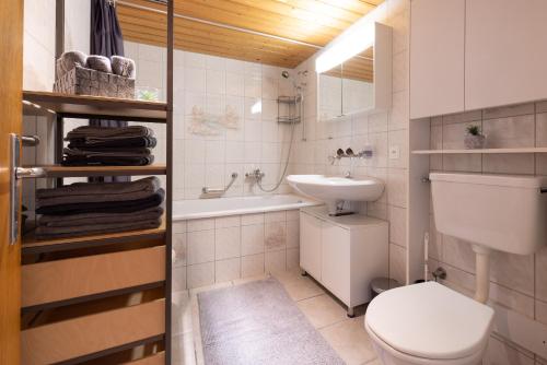 Koupelna v ubytování 3,5 Zimmer Wohnung Eigerblick zentral in Grindelwald