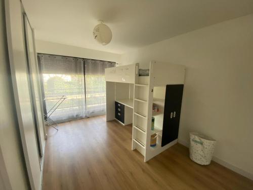 une chambre avec un grand miroir et une chambre avec un placard dans l'établissement Appartement moderne 3 ch-5pers- 15min de Paris, à Enghien-les-Bains
