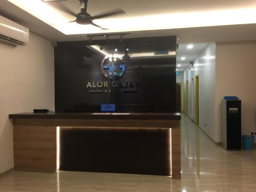 een lobby met een groot scherm in een gebouw bij Hotel Alor Gajah in Melaka