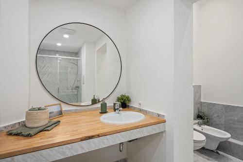 ein Badezimmer mit Waschbecken und Spiegel in der Unterkunft Ferienwohnung Blaßdörfer - Modernes Apartment in bester Lage und 93 qm2 in Bad Kissingen