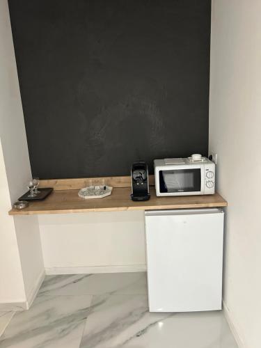 d'un comptoir avec un four micro-ondes. dans l'établissement La suite Imagination sauna, à Pont-Saint-Esprit