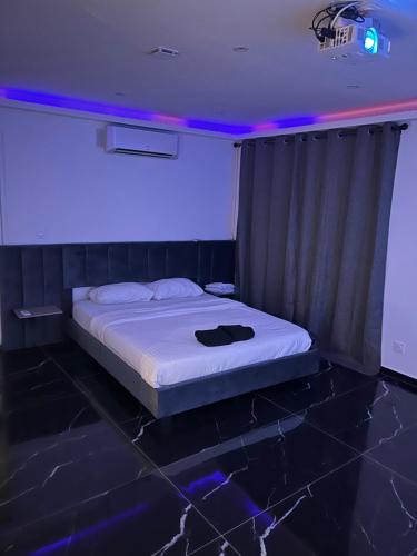 Ce lit se trouve dans un dortoir doté de lumières violettes. dans l'établissement La suite Imagination sauna, à Pont-Saint-Esprit