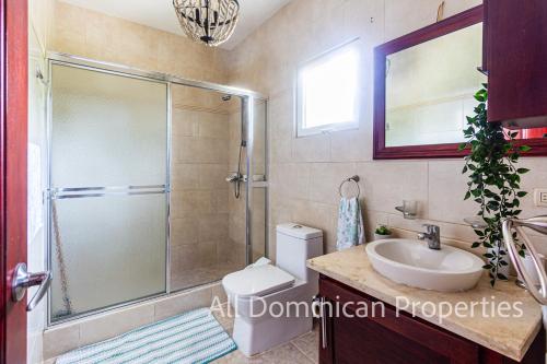 Bilik mandi di Paradise Condos, Cabarete, by AllDominicanProperties!