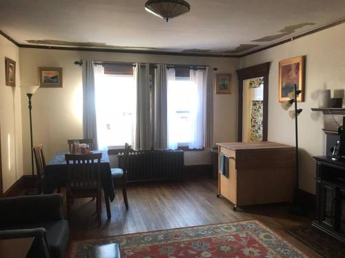 Χώρος καθιστικού στο Discover Downeast Maine-Classic Comfortable Apt 2