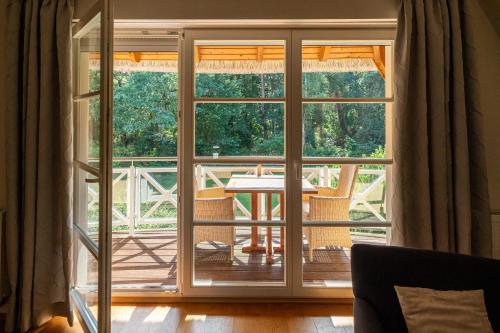 an open door to a patio with a table at Apartmenthaus Haus Sonne I direkt am Strand in Dierhagen