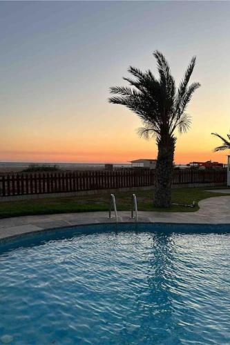 Bazén v ubytování appartement beau rivage pied dans leau nebo v jeho okolí