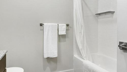 a bathroom with white towels and a bath tub at Landing at The Landing - 2 Bedrooms in Clermont in Indianapolis