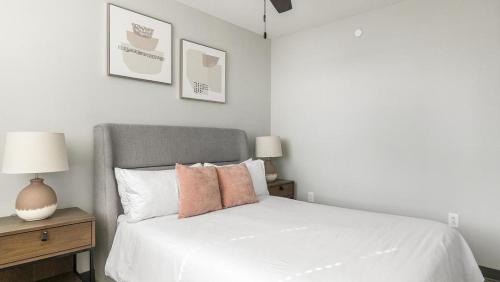 Giường trong phòng chung tại Landing at Lofts at American Life - 1 Bedroom in Central City