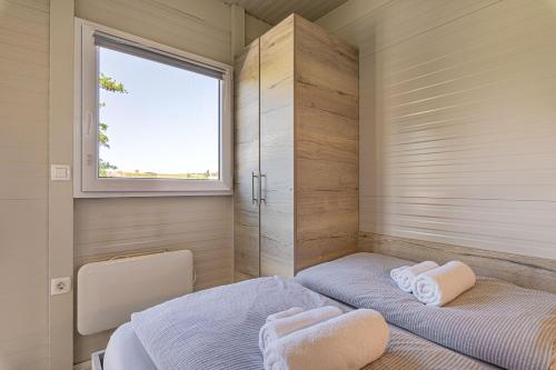 Cama o camas de una habitación en Rooftop Home With Whirlpool & Sauna - Happy Rentals