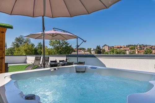 Piscina en o cerca de Rooftop Home With Whirlpool & Sauna - Happy Rentals