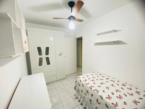 a bedroom with a bed and a ceiling fan at Apartamento A 700m da orla mais bonita do país no bairro Atalaia in Santa Maria