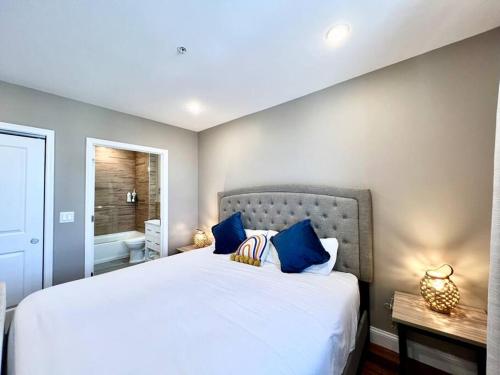 Un dormitorio con una gran cama blanca con almohadas azules. en 403 Luxury and Comfy King bed in Central city of phily, en Filadelfia