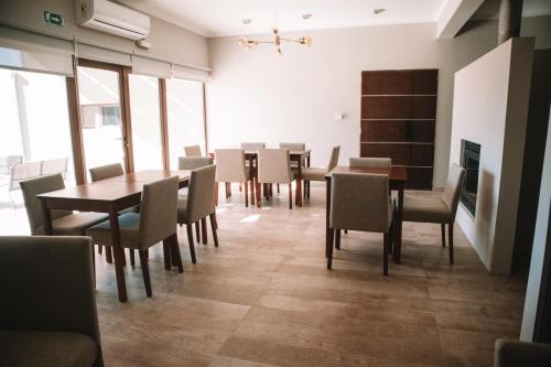 a dining room with a table and chairs at Catriel Suites in Catriel