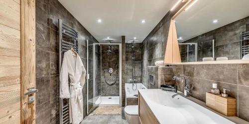 une salle de bain avec une baignoire, des toilettes et un lavabo dans l'établissement Résidence Casa Alba - Casa Alba 5 - duplex rénové 250m2 - Jacuzzi, sauna MAE-1494, à Tignes
