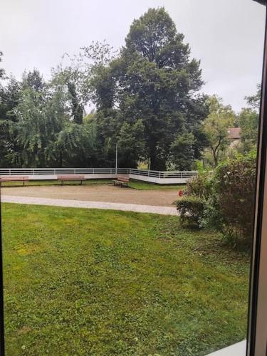 - une vue sur un parc avec des bancs et des arbres dans l'établissement Le Montjoux Appartement Calme-Parking, à Besançon