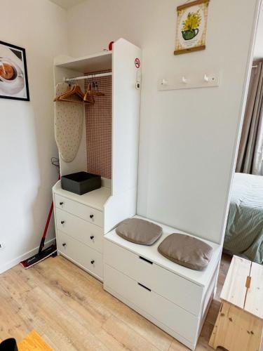- une chambre avec une armoire blanche et un tiroir dans l'établissement Cocon Cosy au centre du village, à Civrieux-dʼAzergues