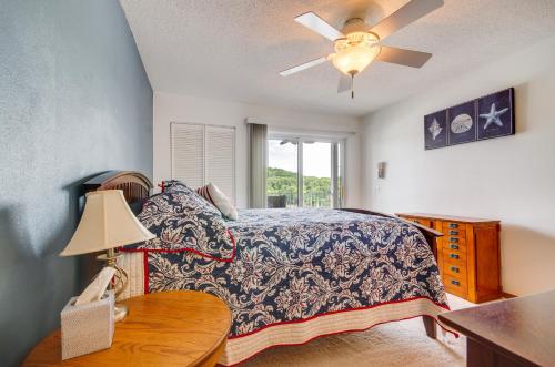 Ένα ή περισσότερα κρεβάτια σε δωμάτιο στο Cozy Lake Ozark Condo Rental with Grill, Pool Access