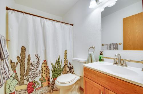 Ένα μπάνιο στο Cozy Lake Ozark Condo Rental with Grill, Pool Access