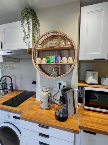 une cuisine avec un comptoir avec un grille-pain et un évier dans l'établissement Cocon Cosy au centre du village, à Civrieux-dʼAzergues
