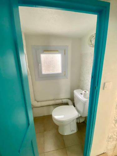 une salle de bain avec toilettes et fenêtre dans l'établissement Appartement en face des plages Cap d Ail, à Cap d'Ail