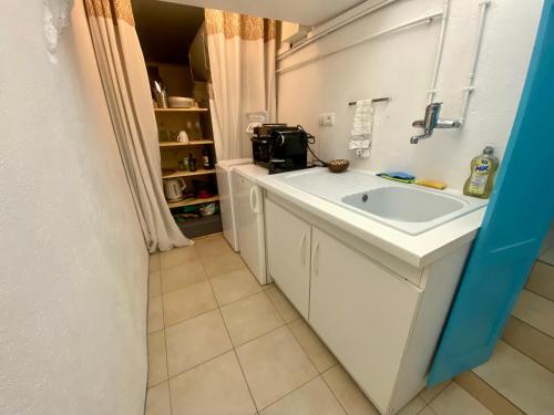 Kuchyň nebo kuchyňský kout v ubytování Appartement en face des plages Cap d Ail