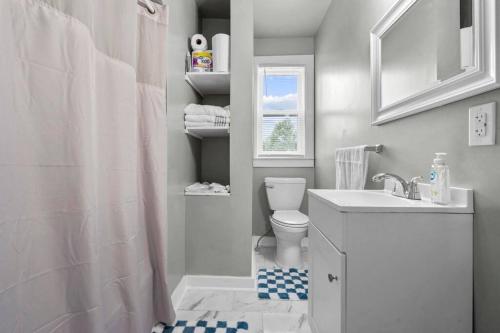 Ένα μπάνιο στο Freshly Redone & Newly Furnished! A MUST SEE!