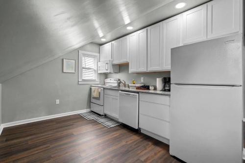 Η κουζίνα ή μικρή κουζίνα στο Freshly Redone & Newly Furnished! A MUST SEE!