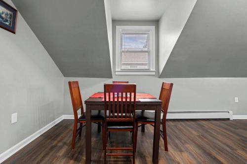 Χώρος καθιστικού στο Freshly Redone & Newly Furnished! A MUST SEE!