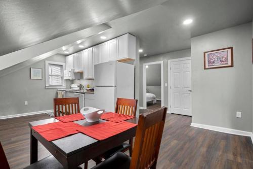 Η κουζίνα ή μικρή κουζίνα στο Freshly Redone & Newly Furnished! A MUST SEE!