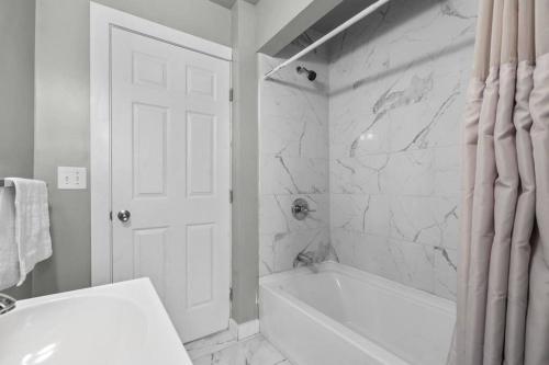Ένα μπάνιο στο Freshly Redone & Newly Furnished! A MUST SEE!