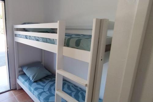 quelques lits superposés dans une chambre dans l'établissement Le cabanon d'Olivier, à Le Liouquet