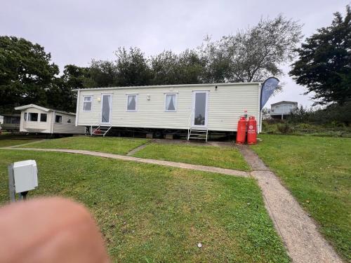 a mobile home in a yard with at 48 Rosewood Isle of Wight in Porchfield