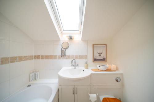 Ένα μπάνιο στο Cotswolds, Beautiful 5 bed 3 bath house, lovely garden, free parking