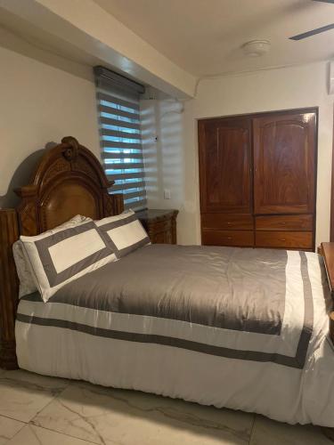 a bedroom with a large bed with a wooden headboard at Depa salahua in Manzanillo