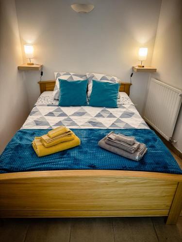 une chambre avec un lit avec deux serviettes dessus dans l'établissement DREAM HOLIDAY 26 - Charmant T2 4 Pers 38m2 - Clim, Wifi, Parking - Sur RN7 au calme - au cœur de Livron sur Drôme à 5Km l'Autouroute Proximité A7, à Livron-sur-Drôme